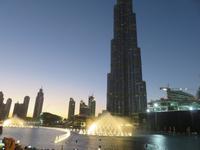 Dubai - Oman - Burj Kahlifa - beleuchtet und Dubai Fontains