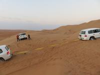 Dubai - Oman -  Wahiba Sands - in der Sandwüste - Sonnenuntergang auf den Dünen - der Jeep muss aus dem Sand gezogen werden