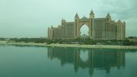 Dubai - Atlantis Hotel von der Monorail aus gesehen