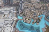 Blick vom Burj Khalifa auf Dubai Mall, Anlagen der Dubai Fountain und Souk Al Bahar