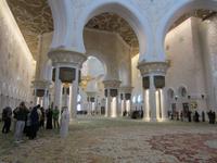In der Moschee von Abu Dhabi