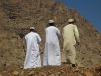 Unsere Jeepfahrer blicken auf das Wadi Tiwi