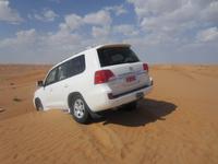 Jeep steckt im Wüstensand fest