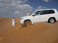 Jeep steckt im Wüstensand fest