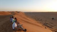 Warten auf den Sonnenuntergang in der Wahiba Sands