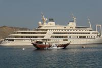 Maskat: Bucht von Muttrah mit Sultansyacht