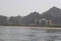 Maskat: Dhaufahrt mit Blick auf das Al Bustan Hotel
