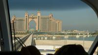 Dubai: Palminsel Palm Jumairah, Fahrt mit Monorail