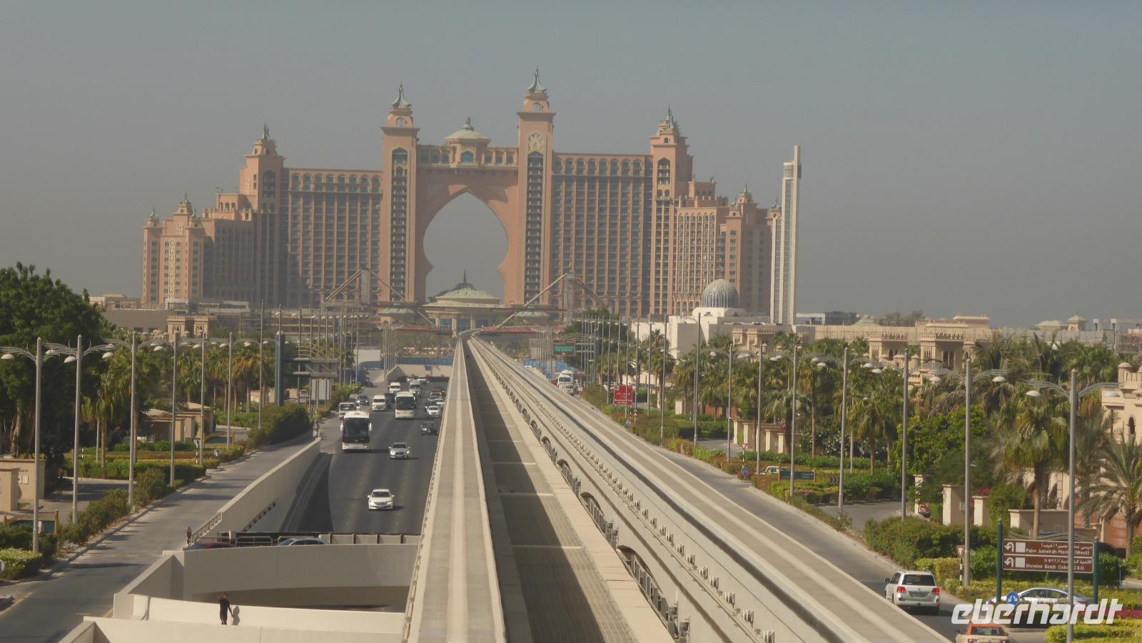 Dubai, Atlantishotel von der Monorail aus