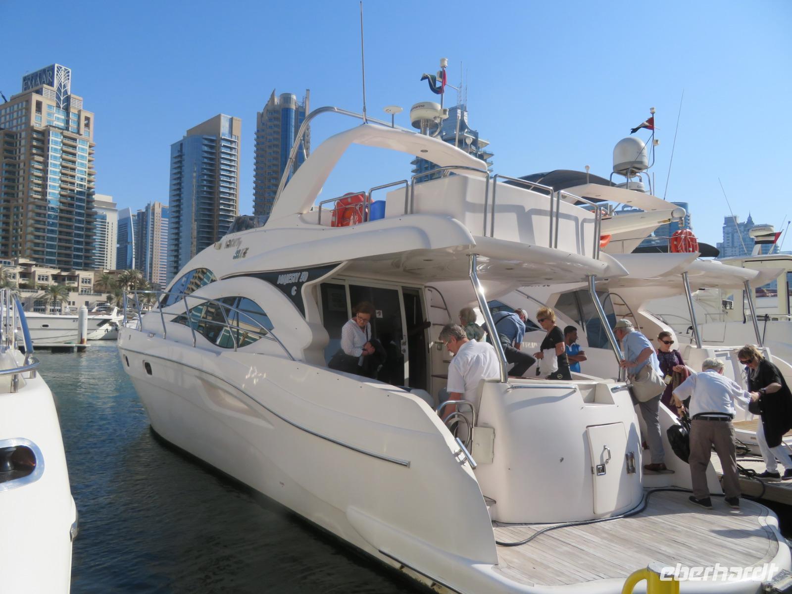 wir chartern eine Yacht in der Dubai Marina
