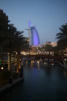 Blick auf das Burj Al Arab bei Nacht