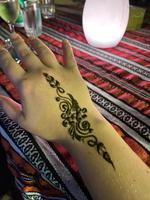 Henna-Tattoo im Wüstencamp