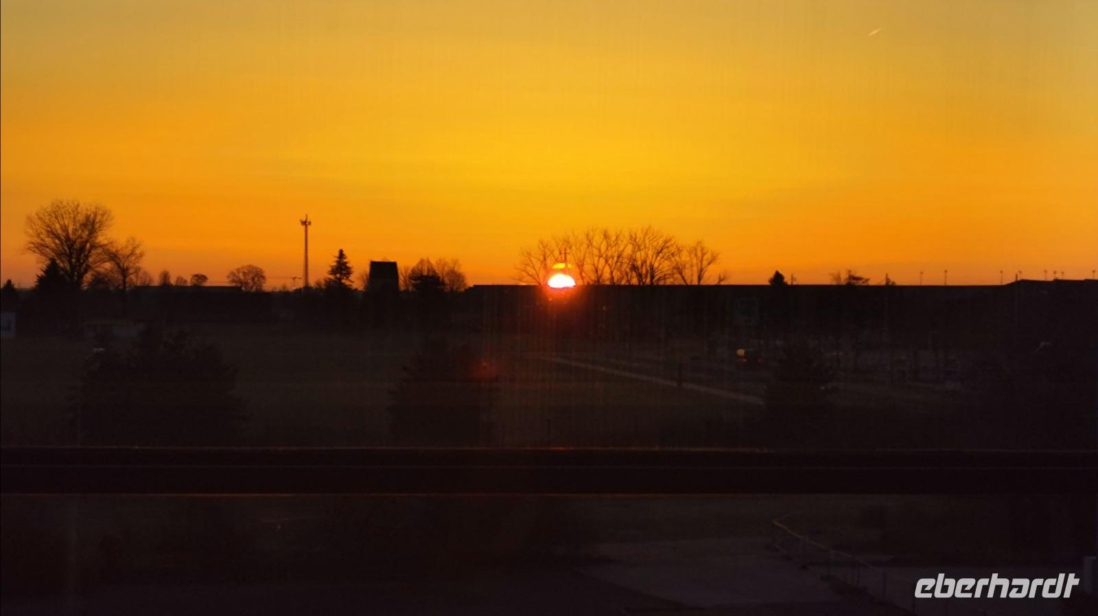 Morgendlicher Sonnenaufgang am Tag der Anreise, Leipzig, Flughafen