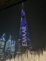 Der Burj Khalifa wird während der Lightshow angestrahlt