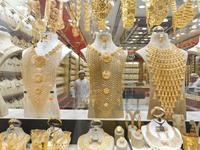 Ist sicher eine Herausforderung, solch eine Halskette zu tragen, Souq in Sharjah