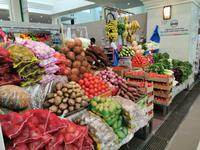 Hier wird das Gemüse noch von Hand aufgeschichtet und geputzt, Souq al Jubail, Sharjah