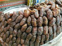 Die Datteln dürfen auf einem Souq nicht fehlen, so kauft Simone gleich welche zum probieren. 