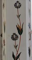 Blumenmotive zieren alle Säulen in der Moschee