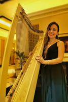 Eine Harfinistin spielt in der Lobby des Emirates Palace, Abu Dhabi