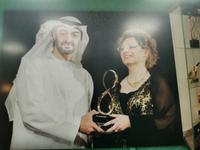 Frau Doktor Müller aus der Falkenklinik bekommt eine Auszeichnung vom Sheikh, Abu Dhabi