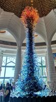 Ein Brunnen mit einer Glasskulptur im Foyer des Atlantis Hotel, Dubai