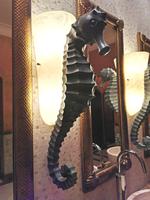 In der Toilette zieren Seepferdchen die Lampen, Atlantis Hotel, Dubai