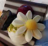 Die Dekorationsgänseblümchen auf den Süßspeisen sind ganz bezaubernd, und eßbar - versteht sich