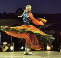 Die bunten Beinkleider sehen dabei aus wie ein Wüstensturm