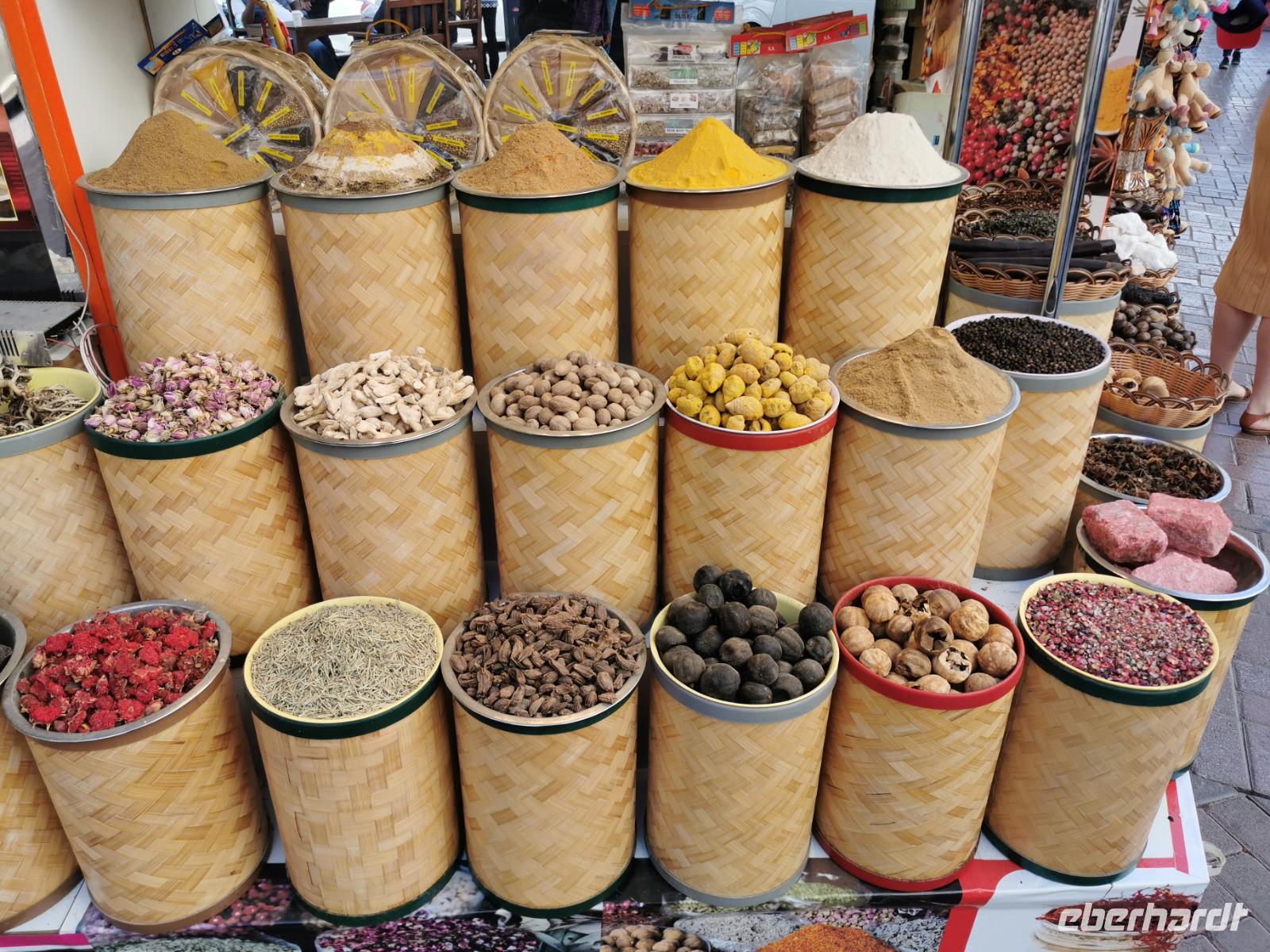 Unzählige Gewürze auf dem Souq, Dubai 