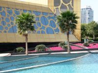 Palmen, Wasser und Blumen