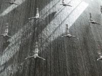 Kunst(turner) am Wasserfall in der Dubai-Mall