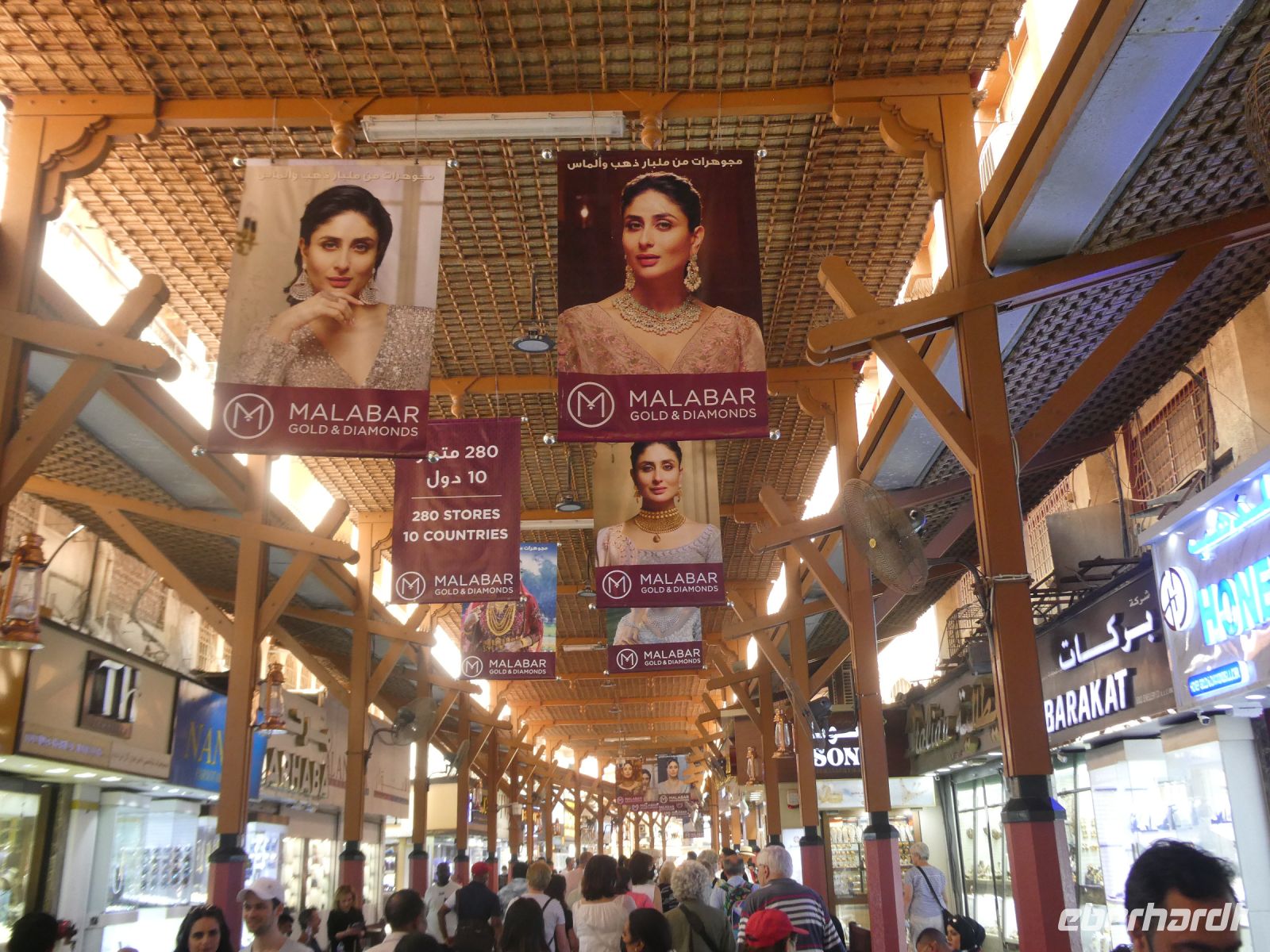 sich durch die Menge treiben lassen