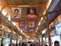 sich durch die Menge treiben lassen