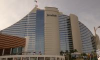 vorbei am Jumeirah Hotel
