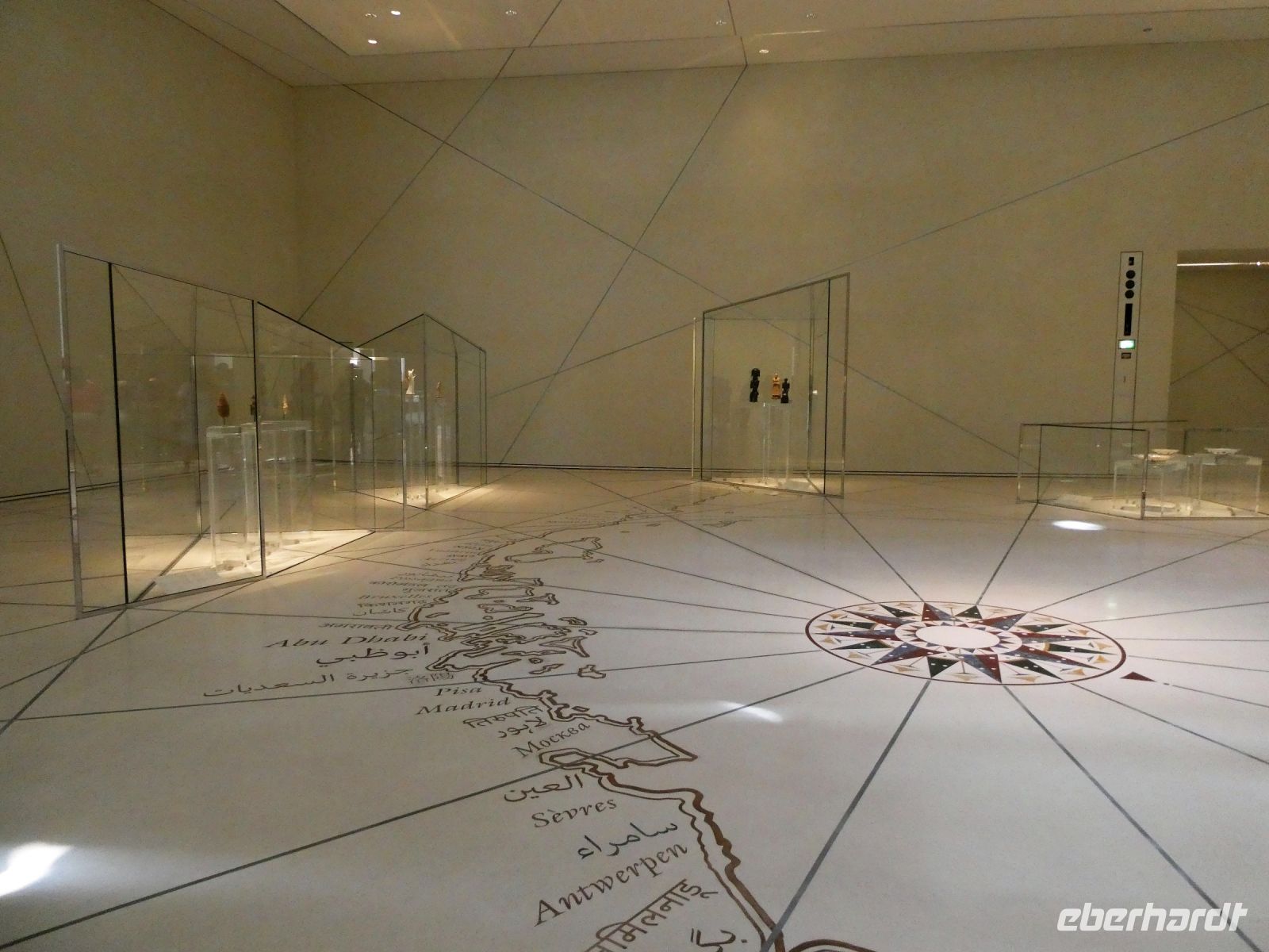 In der Eingangshalle des Louvre