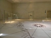 In der Eingangshalle des Louvre