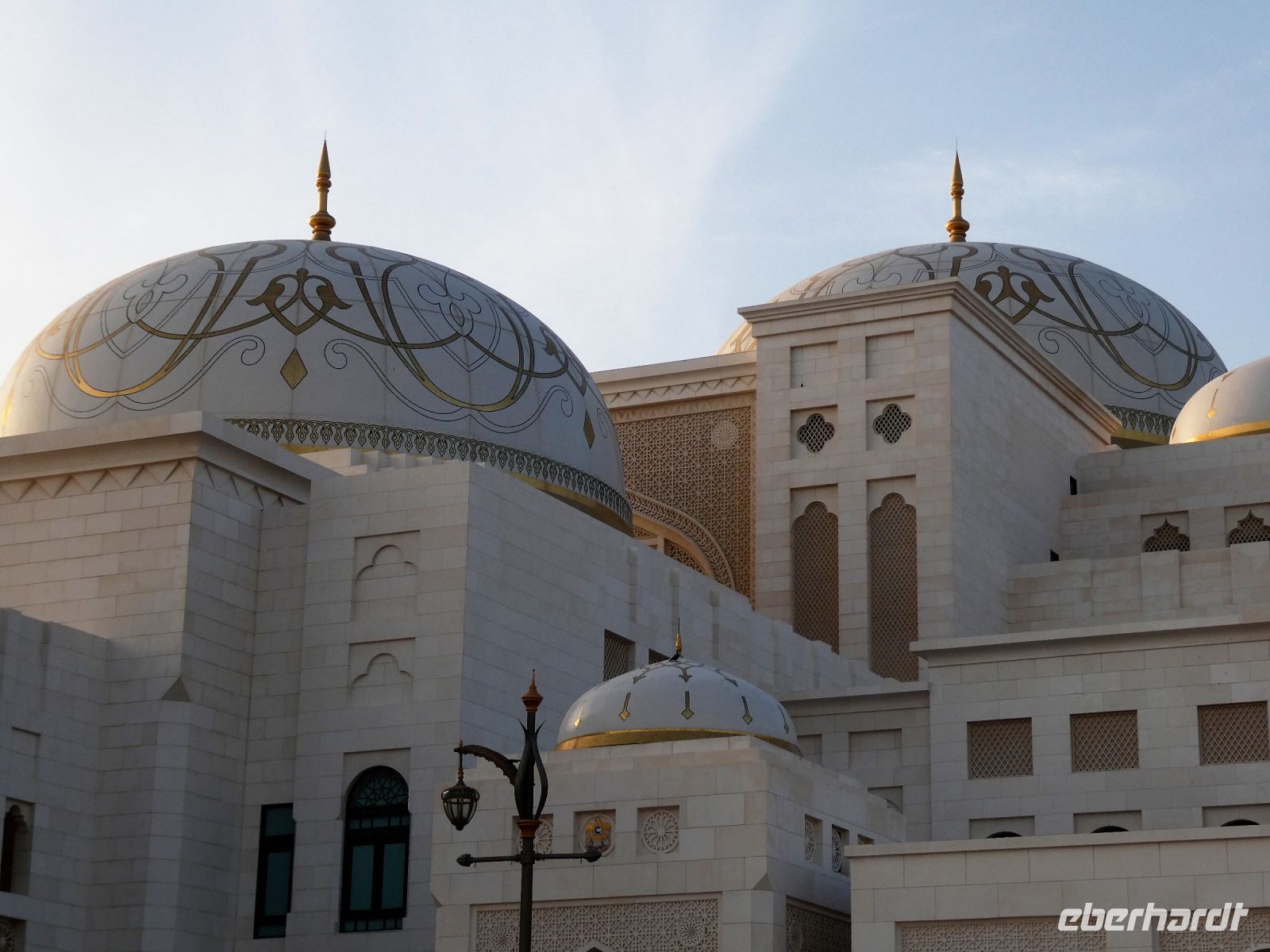 Palast aus Granit und Kalkstein mit goldenen Ornamenten