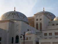 Palast aus Granit und Kalkstein mit goldenen Ornamenten