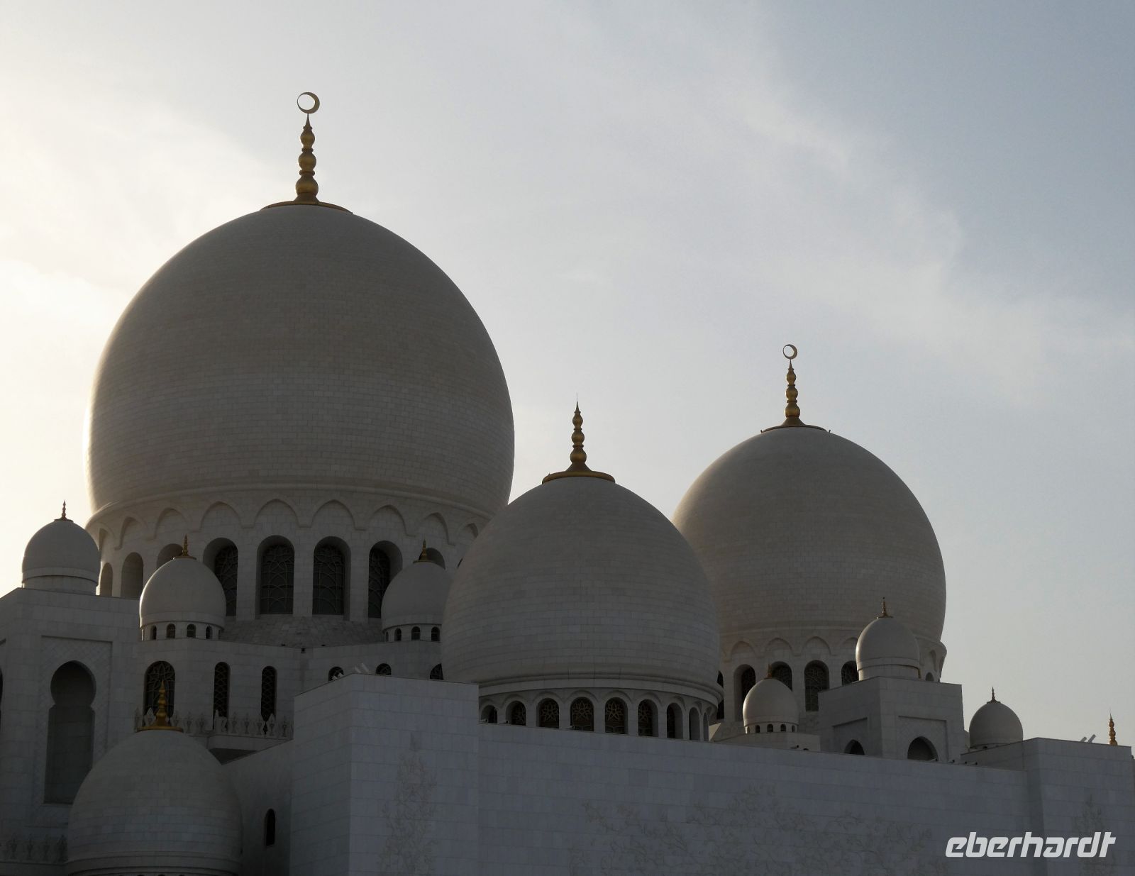 Weiße Kuppeln mit Halbmond