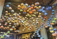 Orient pur, bunte Lampen in Souq Madinat