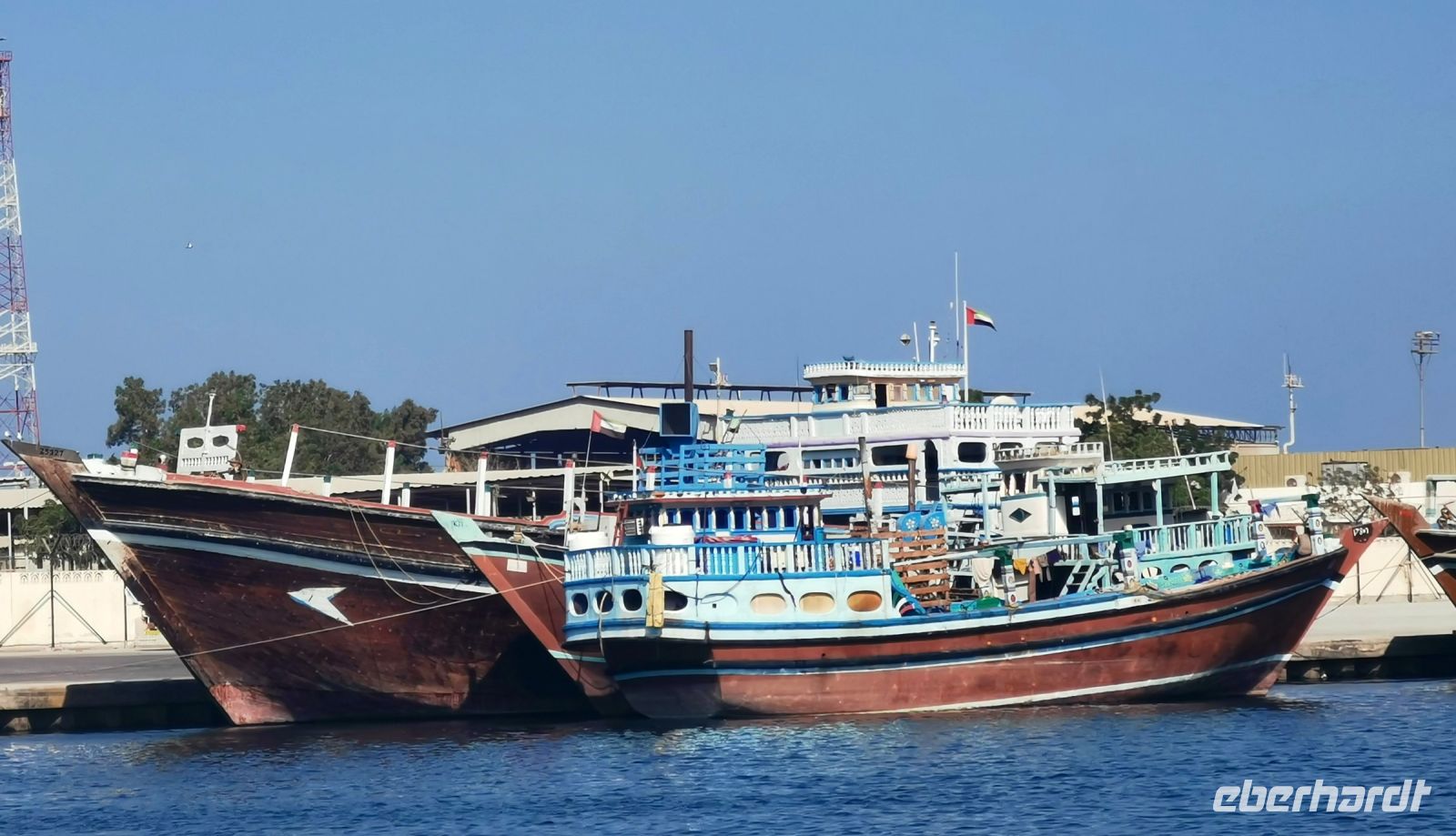 Eine Dhau, traditionelles arabisches Schiff in Sharjah
