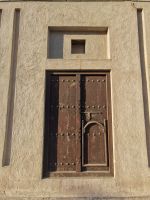 Wunderschöne alte Holztür im alten Teil Dubais