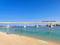 Privater Hotelstrand des Atlantis, die Monorail fährt gerade über das Wasser