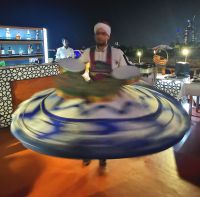 Ein Tänzer schwingt seine Röcke