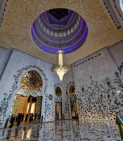 Faszinierende Leuchter in der Moschee