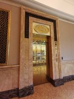 Selbstverständlich ist im Emirates Palace Hotel auch der Fahrstuhl vergoldet
