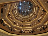 Goldene Kuppel des Foyer des Emirates Palace Hotel 