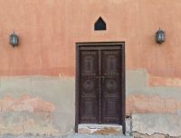Wunderschöne Holztür im Al Ain Palast Museum in Abu Dhabi