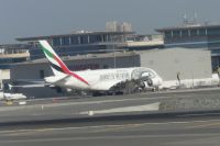 Dubai Flughafen...Emirates A380 mit Werbung für Museum of the Future