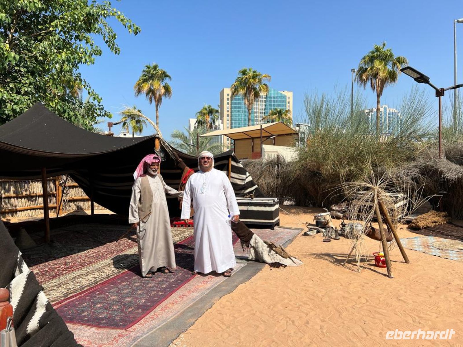 Lokaler Reiseleiter Ibrahim mit Beduinen